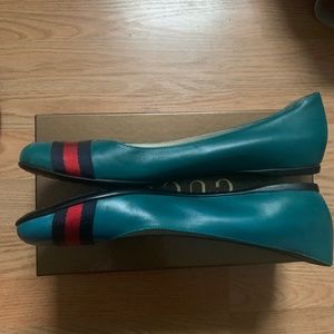Teal blue colored Gucci stripe logo flats size 41 MRSP $450